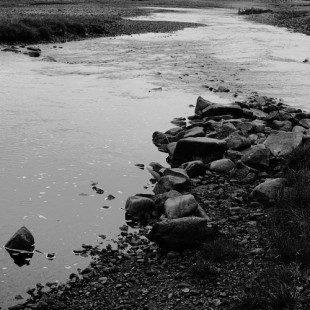 RC 139: riversongs 1 – dark water downtempo eclectic mashup music podcast chilled deep slow cover black and white image of a river in Hebrides, Scotland