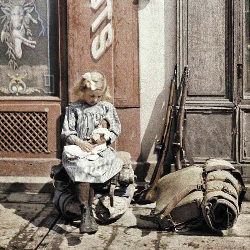 1917 Fernand Cuville, A little girl playing with her doll; two guns and a knapsack are next to her on the ground, Reims copy